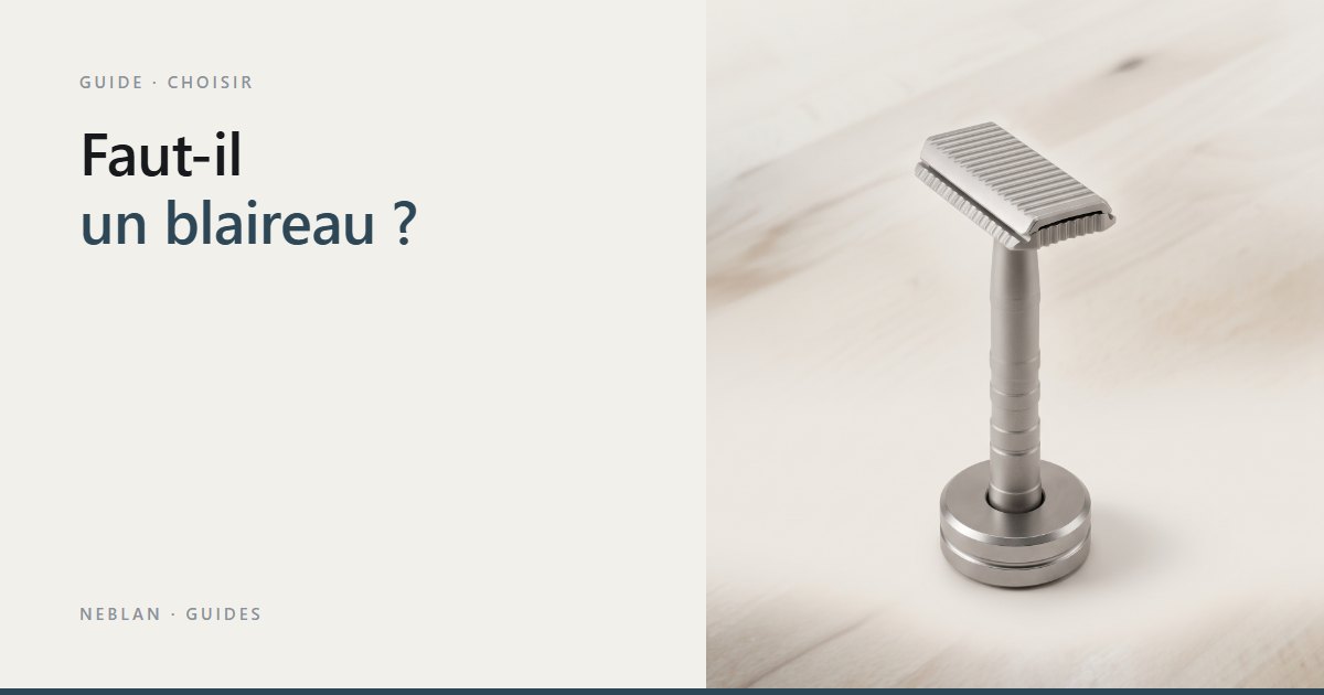 Rasoir de sûreté Neblan 110 debout sur son support, sur un plan en bois clair Image