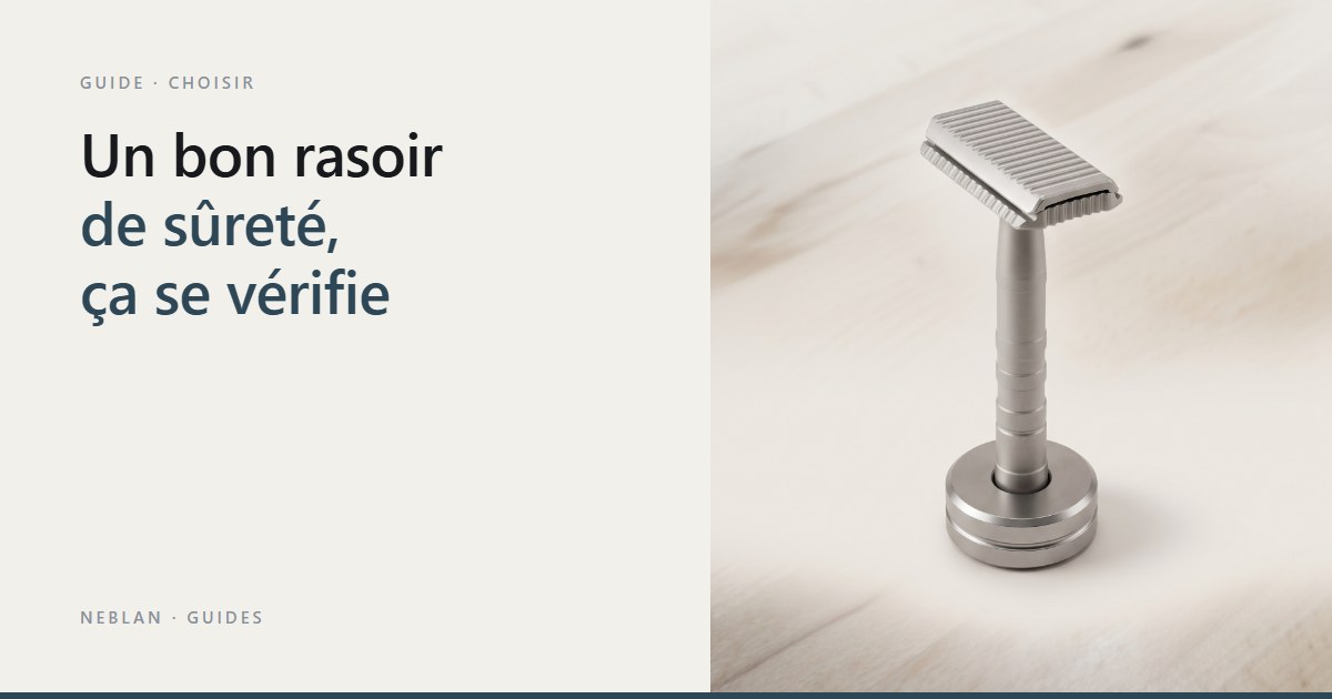 Rasoir de sûreté Neblan 110 en inox debout sur son support, sur un plan de travail en bois clair