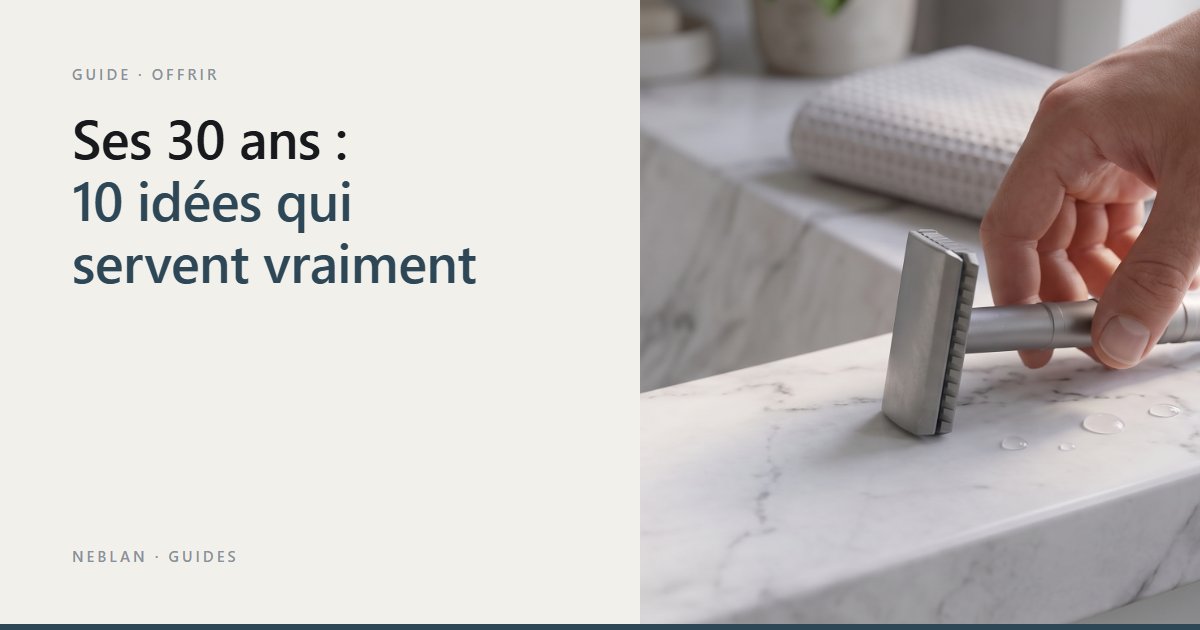 Une main prend le rasoir Neblan 110 posé sur un lavabo en marbre blanc Image