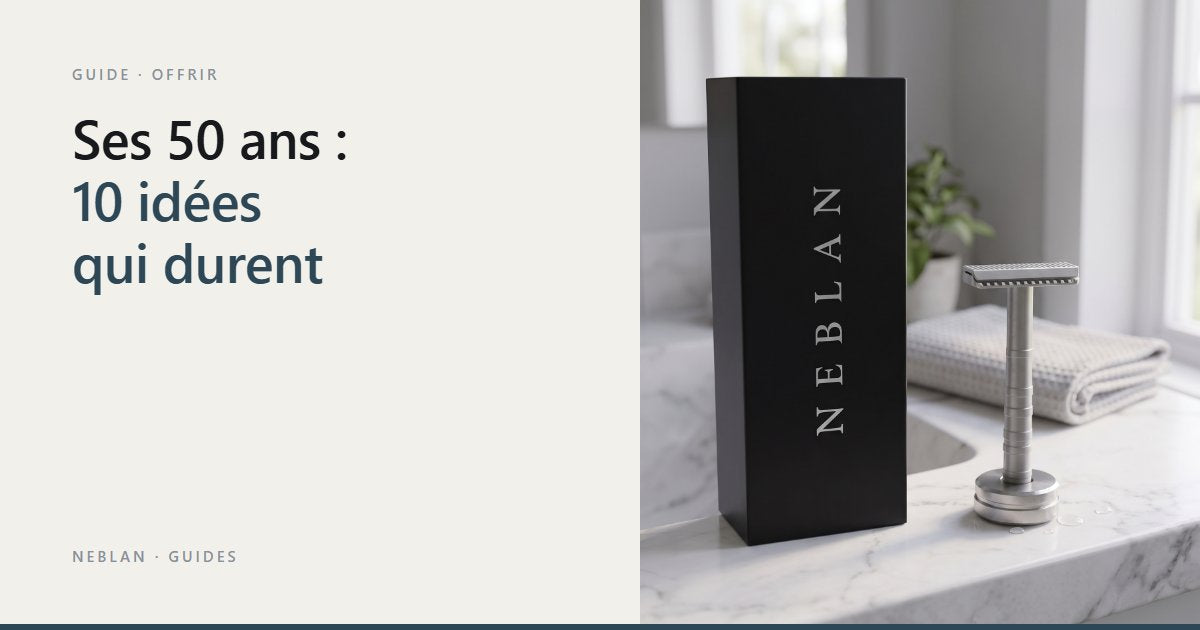 Coffret noir Neblan debout à côté du rasoir sur son support, sur un lavabo en marbre Image