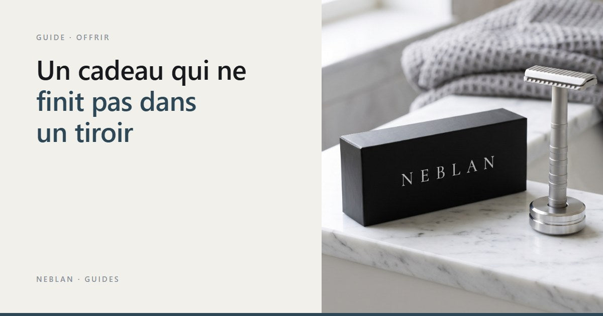 Coffret noir Neblan et rasoir Neblan 110 sur son support, posés au bord d'un lavabo en marbre blanc Image