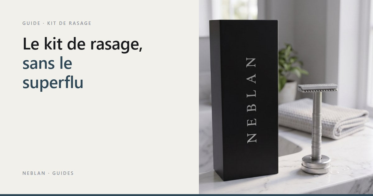 Coffret noir Neblan debout et rasoir Neblan 110 sur son support, sur un lavabo en marbre blanc Image