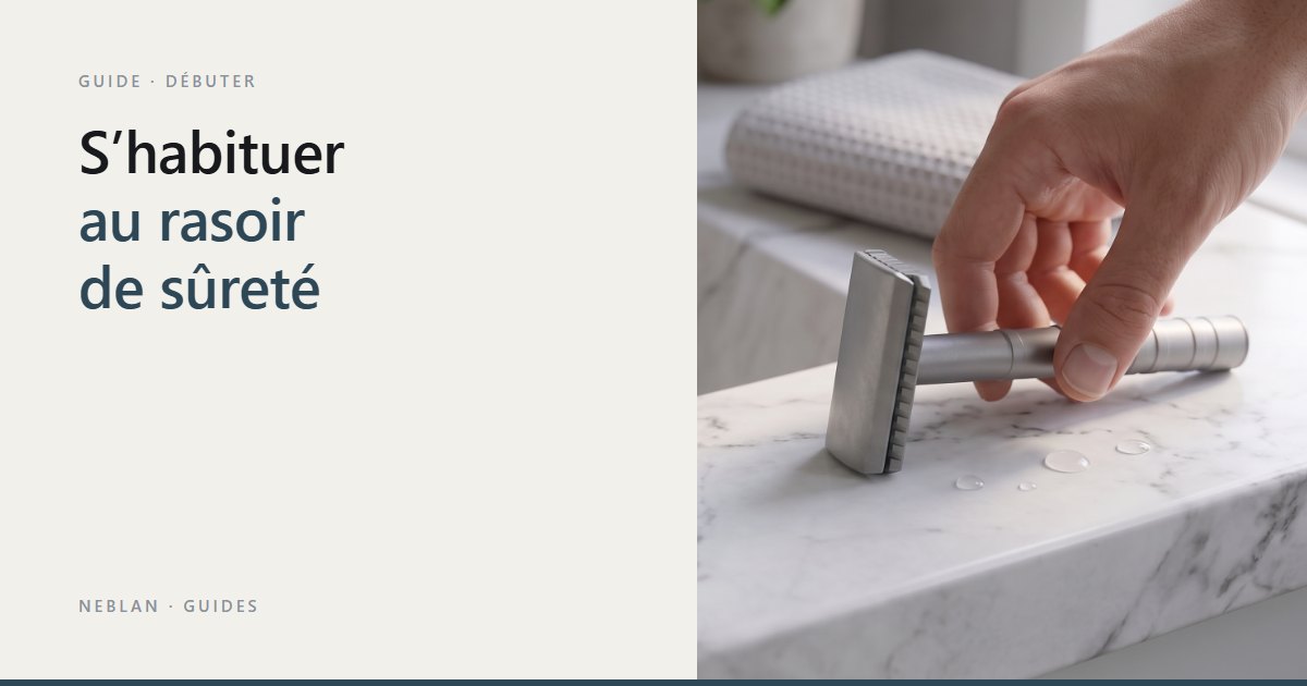 Main qui saisit le rasoir de sûreté Neblan 110 posé au bord d'un lavabo en marbre