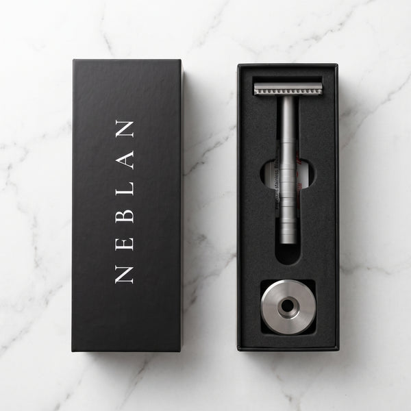 Coffret Neblan ouvert : rasoir de sûreté, support en acier et étui de 10 lames dans la mousse noire