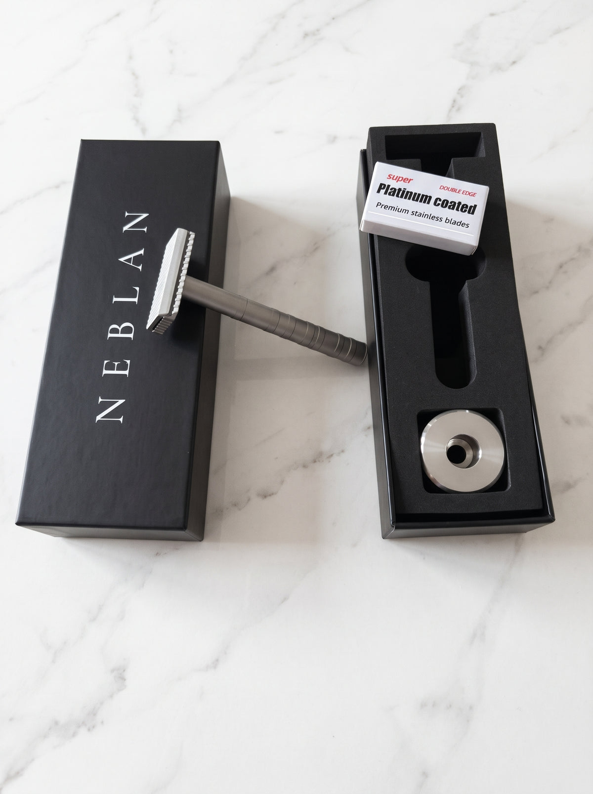 Contenu du coffret Neblan : rasoir de sûreté, support rond en acier et étui de 10 lames double tranchant