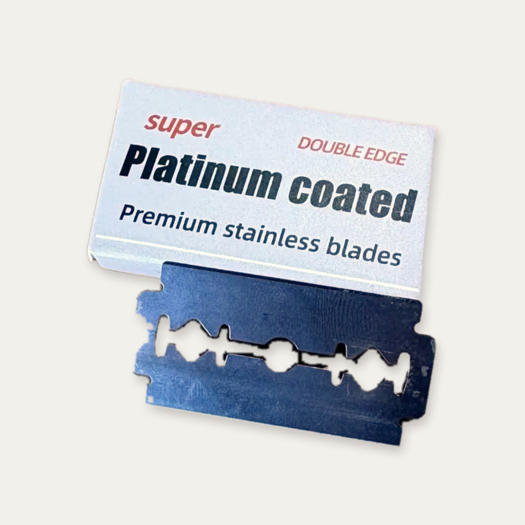 Boîte de 10 lames double tranchant en inox à revêtement platine, avec une lame sortie de son sachet